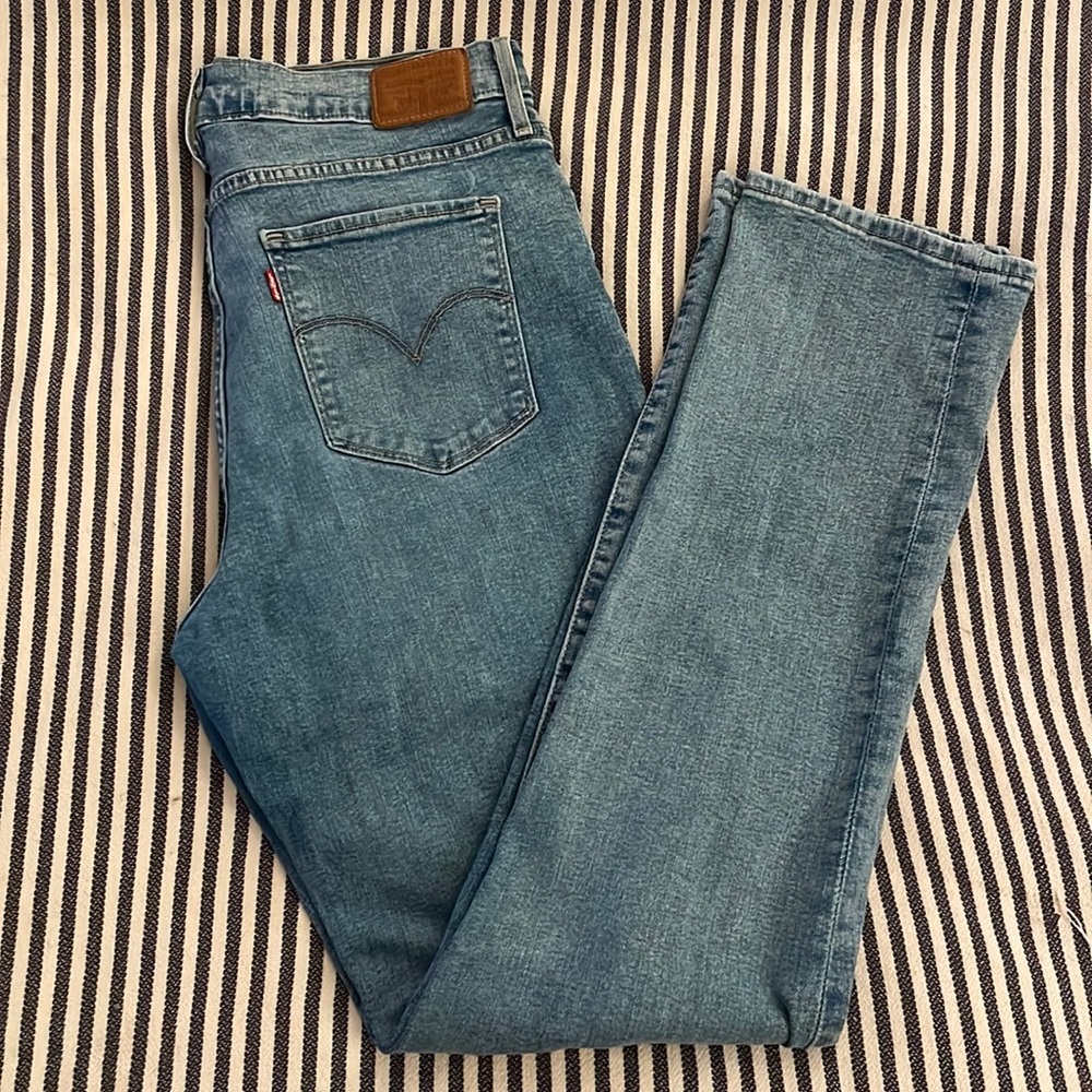 Levi’s High rise straight fit jeans - faded medium wash- Size 32